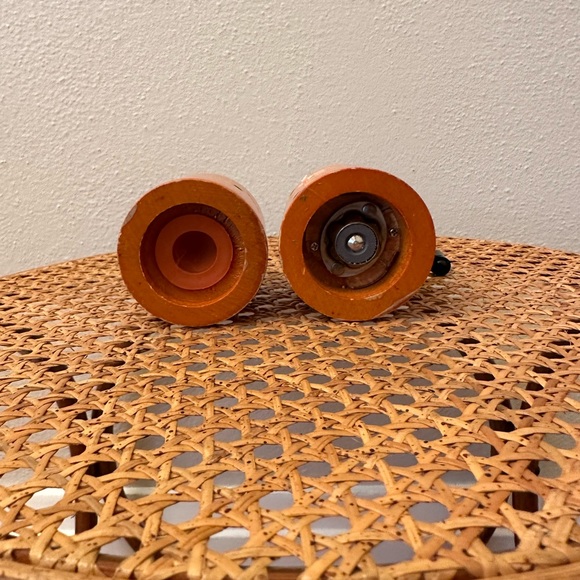Vintage mini wood salt shaker and pepper grinder - Picture 4 of 4